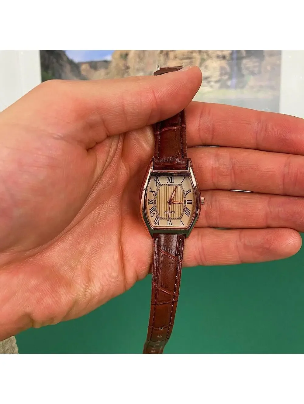 Minimalistic essential vintage style gold and leather style band watch. 9